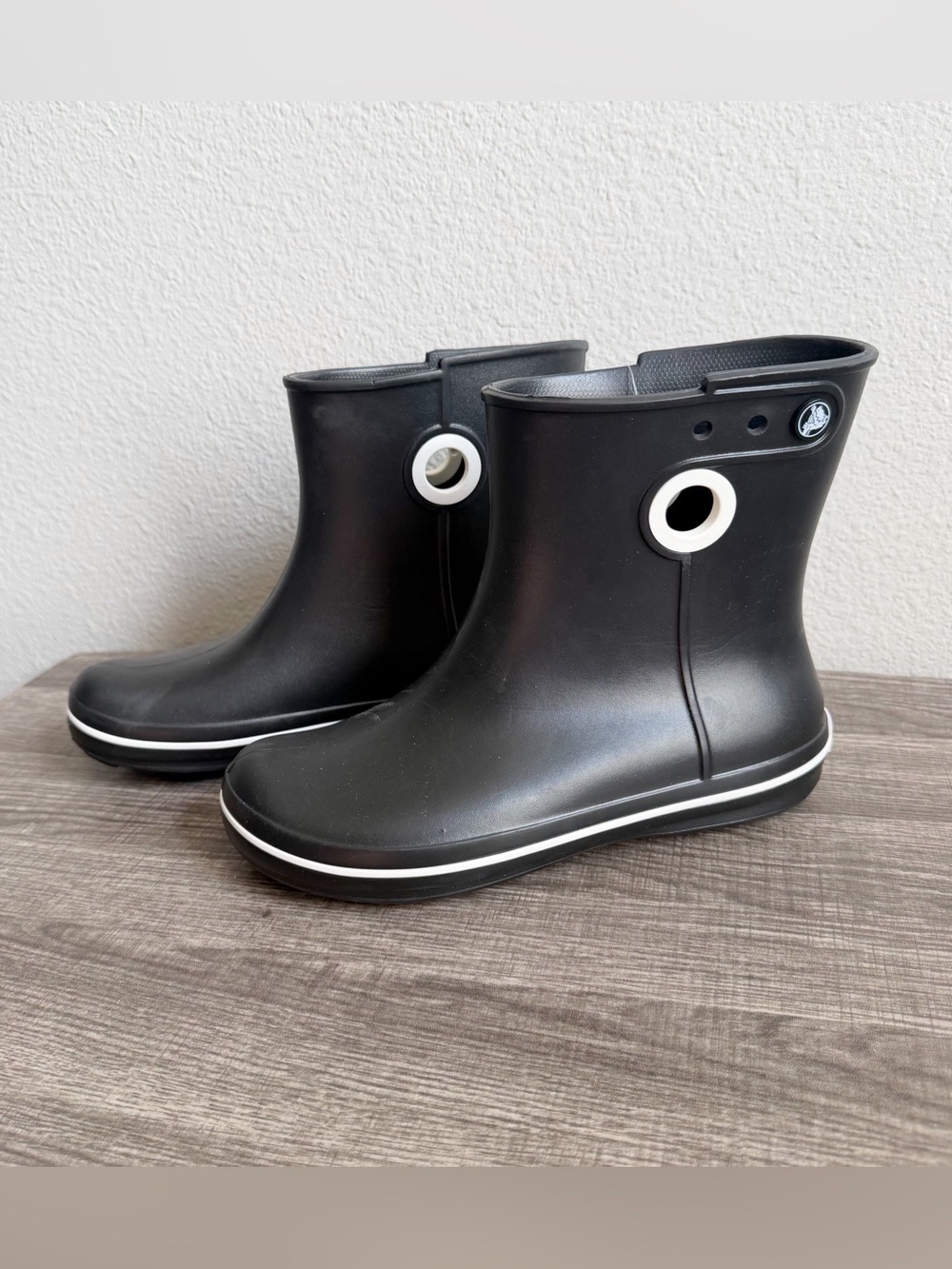 NWT Crocs Jaunt Shorty Rain Boot  in Black Women's Size 8 White Trim